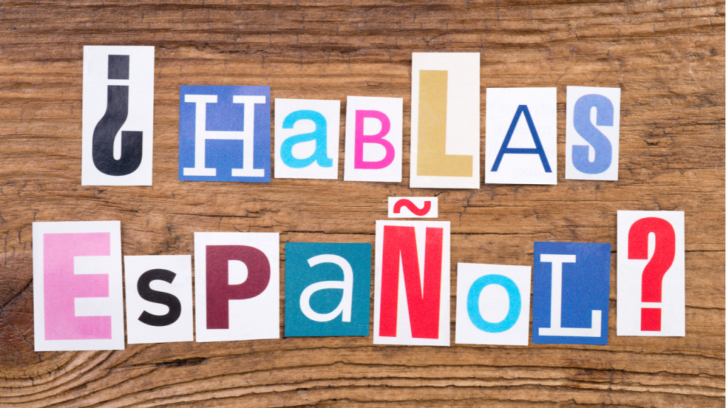 letras sobre una mesa delatra, ''hablas espanol?''